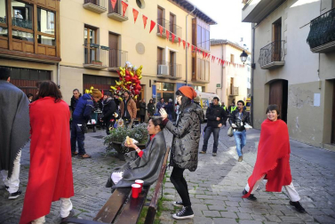 El equipo de rodaje de la película china 'Line Walker II' ha filmado esta semana en tafalla. la escena estrella ha sido la de una persecución de coches que se desarrolla durante un supuesto encierro de san fermín. cientos de navarros han participado en el rodaje como figurantes
