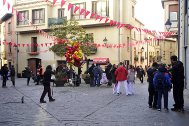 El equipo de rodaje de la película china 'Line Walker II' ha filmado esta semana en tafalla. la escena estrella ha sido la de una persecución de coches que se desarrolla durante un supuesto encierro de san fermín. cientos de navarros han participado en el rodaje como figurantes