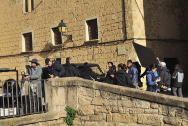 El equipo de rodaje de la película china 'Line Walker II' ha filmado esta semana en tafalla. la escena estrella ha sido la de una persecución de coches que se desarrolla durante un supuesto encierro de san fermín. cientos de navarros han participado en el rodaje como figurantes