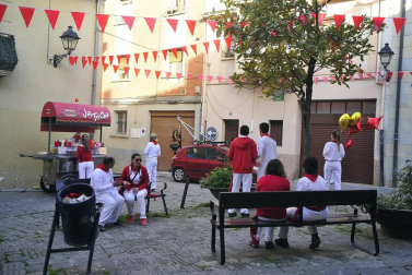 El equipo de rodaje de la película china 'Line Walker II' ha filmado esta semana en tafalla. la escena estrella ha sido la de una persecución de coches que se desarrolla durante un supuesto encierro de san fermín. cientos de navarros han participado en el rodaje como figurantes