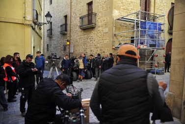 El equipo de rodaje de la película china 'Line Walker II' ha filmado esta semana en tafalla. la escena estrella ha sido la de una persecución de coches que se desarrolla durante un supuesto encierro de san fermín. cientos de navarros han participado en el rodaje como figurantes