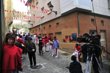 El equipo de rodaje de la película china 'Line Walker II' ha filmado esta semana en tafalla. la escena estrella ha sido la de una persecución de coches que se desarrolla durante un supuesto encierro de san fermín. cientos de navarros han participado en el rodaje como figurantes