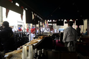 El equipo de rodaje de la película china 'Line Walker II' ha filmado esta semana en tafalla. la escena estrella ha sido la de una persecución de coches que se desarrolla durante un supuesto encierro de san fermín. cientos de navarros han participado en el rodaje como figurantes