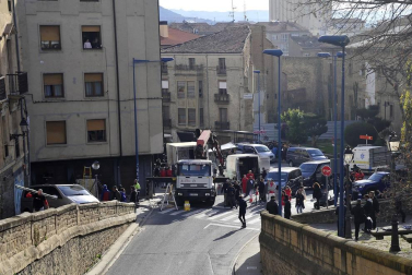 El equipo de rodaje de la película china 'Line Walker II' ha filmado esta semana en tafalla. la escena estrella ha sido la de una persecución de coches que se desarrolla durante un supuesto encierro de san fermín. cientos de navarros han participado en el rodaje como figurantes