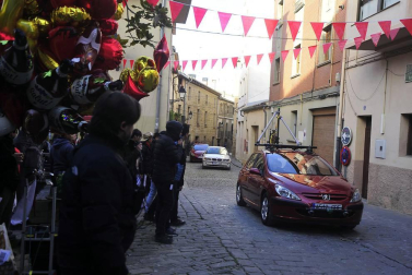 El equipo de rodaje de la película china 'Line Walker II' ha filmado esta semana en tafalla. la escena estrella ha sido la de una persecución de coches que se desarrolla durante un supuesto encierro de san fermín. cientos de navarros han participado en el rodaje como figurantes