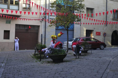 El equipo de rodaje de la película china 'Line Walker II' ha filmado esta semana en tafalla. la escena estrella ha sido la de una persecución de coches que se desarrolla durante un supuesto encierro de san fermín. cientos de navarros han participado en el rodaje como figurantes