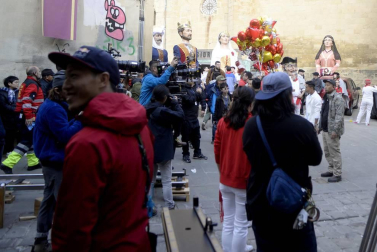 El equipo de rodaje de la película china 'Line Walker II' ha filmado esta semana en tafalla. la escena estrella ha sido la de una persecución de coches que se desarrolla durante un supuesto encierro de san fermín. cientos de navarros han participado en el rodaje como figurantes