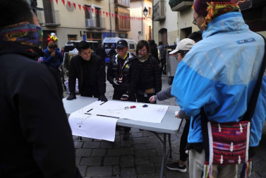 El equipo de rodaje de la película china 'Line Walker II' ha filmado esta semana en tafalla. la escena estrella ha sido la de una persecución de coches que se desarrolla durante un supuesto encierro de san fermín. cientos de navarros han participado en el rodaje como figurantes
