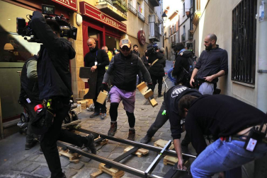 El equipo de rodaje de la película china 'Line Walker II' ha filmado esta semana en tafalla. la escena estrella ha sido la de una persecución de coches que se desarrolla durante un supuesto encierro de san fermín. cientos de navarros han participado en el rodaje como figurantes