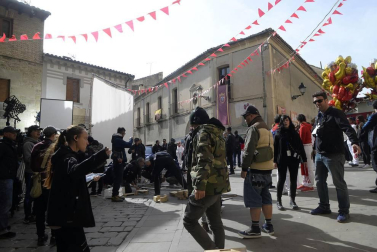 El equipo de rodaje de la película china 'Line Walker II' ha filmado esta semana en tafalla. la escena estrella ha sido la de una persecución de coches que se desarrolla durante un supuesto encierro de san fermín. cientos de navarros han participado en el rodaje como figurantes