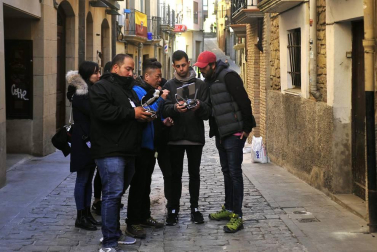 El equipo de rodaje de la película china 'Line Walker II' ha filmado esta semana en tafalla. la escena estrella ha sido la de una persecución de coches que se desarrolla durante un supuesto encierro de san fermín. cientos de navarros han participado en el rodaje como figurantes