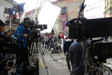 El equipo de rodaje de la película china 'Line Walker II' ha filmado esta semana en tafalla. la escena estrella ha sido la de una persecución de coches que se desarrolla durante un supuesto encierro de san fermín. cientos de navarros han participado en el rodaje como figurantes