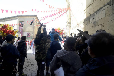 El equipo de rodaje de la película china 'Line Walker II' ha filmado esta semana en tafalla. la escena estrella ha sido la de una persecución de coches que se desarrolla durante un supuesto encierro de san fermín. cientos de navarros han participado en el rodaje como figurantes