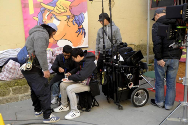 El equipo de rodaje de la película china 'Line Walker II' ha filmado esta semana en tafalla. la escena estrella ha sido la de una persecución de coches que se desarrolla durante un supuesto encierro de san fermín. cientos de navarros han participado en el rodaje como figurantes