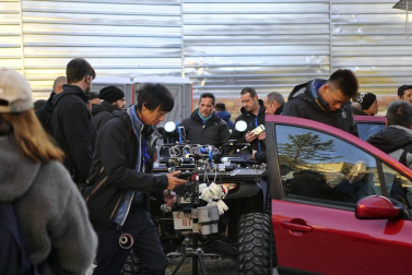 El equipo de rodaje de la película china 'Line Walker II' ha filmado esta semana en tafalla. la escena estrella ha sido la de una persecución de coches que se desarrolla durante un supuesto encierro de san fermín. cientos de navarros han participado en el rodaje como figurantes