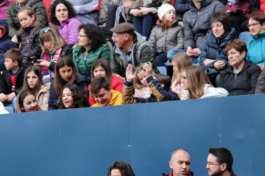 Fotos del búscate en la grada del Osasuna Femenino-SD Eibar