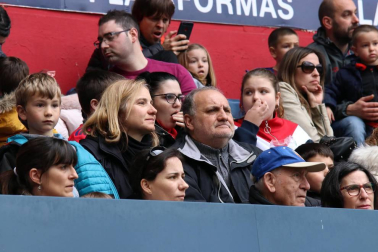 Fotos del búscate en la grada del Osasuna Femenino-SD Eibar