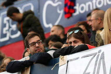 Fotos del búscate en la grada del Osasuna Femenino-SD Eibar