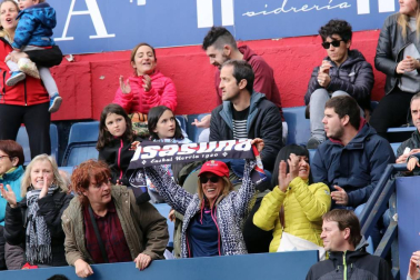 Fotos del búscate en la grada del Osasuna Femenino-SD Eibar