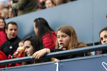 Fotos del búscate en la grada del Osasuna Femenino-SD Eibar