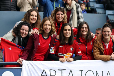 Fotos del búscate en la grada del Osasuna Femenino-SD Eibar