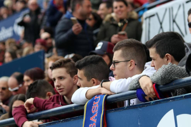 Fotos del búscate en la grada del Osasuna Femenino-SD Eibar