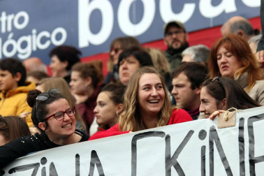 Fotos del búscate en la grada del Osasuna Femenino-SD Eibar