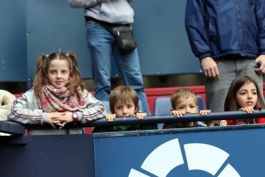 Fotos del búscate en la grada del Osasuna Femenino-SD Eibar