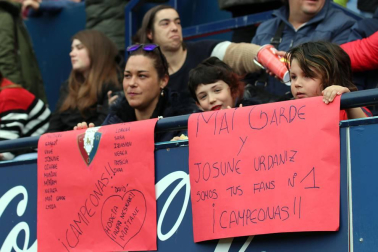 Fotos del búscate en la grada del Osasuna Femenino-SD Eibar