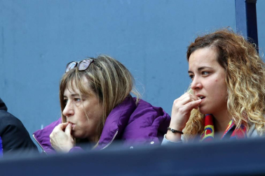 Fotos del búscate en la grada del Osasuna Femenino-SD Eibar