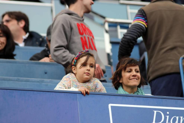 Fotos del búscate en la grada del Osasuna Femenino-SD Eibar