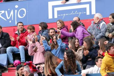 Fotos del búscate en la grada del Osasuna Femenino-SD Eibar