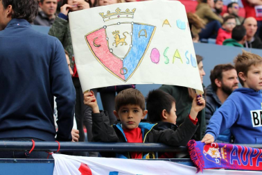 Fotos del búscate en la grada del Osasuna Femenino-SD Eibar