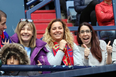 Fotos del búscate en la grada del Osasuna Femenino-SD Eibar