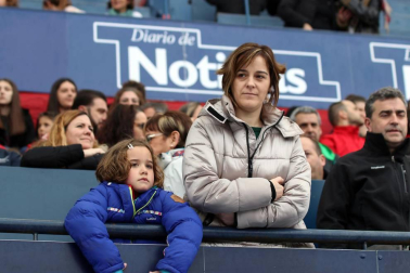 Fotos del búscate en la grada del Osasuna Femenino-SD Eibar