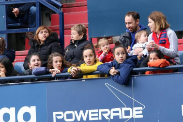 Fotos del búscate en la grada del Osasuna Femenino-SD Eibar