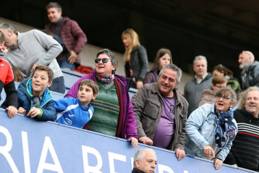 Fotos del búscate en la grada del Osasuna Femenino-SD Eibar