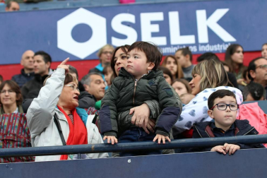 Fotos del búscate en la grada del Osasuna Femenino-SD Eibar