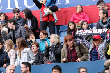 Fotos del búscate en la grada del Osasuna Femenino-SD Eibar