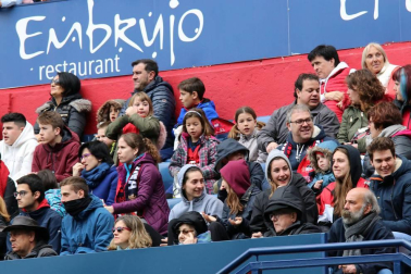 Fotos del búscate en la grada del Osasuna Femenino-SD Eibar
