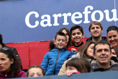 Fotos del búscate en la grada del Osasuna Femenino-SD Eibar