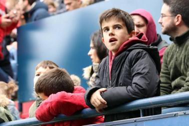 Fotos del búscate en la grada del Osasuna Femenino-SD Eibar