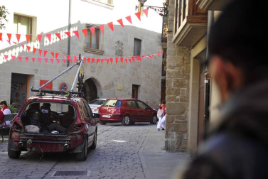 El equipo de rodaje de la película china 'Line Walker II' ha filmado esta semana en tafalla. la escena estrella ha sido la de una persecución de coches que se desarrolla durante un supuesto encierro de san fermín. cientos de navarros han participado en el rodaje como figurantes