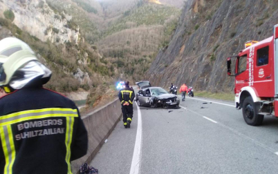 Un motorista de 39 años ha fallecido este lunes en un accidente de tráfico en el kilómetro 7,6 de la NA-2040, a la altura del pantano de Itoiz.