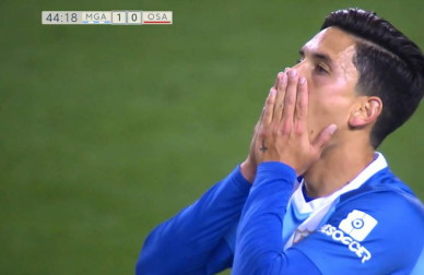 Renato se lamenta tras fallar una clara ocasión.