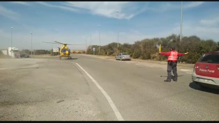 Helicóptero trasladando al herido en la N-121, en Caparroso