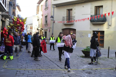 El equipo de rodaje de la película china 'Line Walker II' ha filmado esta semana en tafalla. la escena estrella ha sido la de una persecución de coches que se desarrolla durante un supuesto encierro de san fermín. cientos de navarros han participado en el rodaje como figurantes