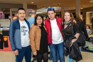 El centro comercial Itaroa acogió un año más la Feria Internacional de Coleccionismo Discográfico y Cinematográfico de Pamplona. Los apasionados del vinilo pudieron disfrutar durante todo el fin de semana de la gigantesca tienda instalada en la plaza central de este espacio comercial. Una feria gratuita y abierta a todos, sobre todo a los melómanos.