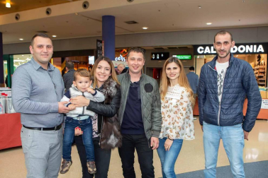 El centro comercial Itaroa acogió un año más la Feria Internacional de Coleccionismo Discográfico y Cinematográfico de Pamplona. Los apasionados del vinilo pudieron disfrutar durante todo el fin de semana de la gigantesca tienda instalada en la plaza central de este espacio comercial. Una feria gratuita y abierta a todos, sobre todo a los melómanos.