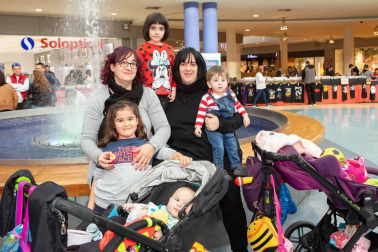 El centro comercial Itaroa acogió un año más la Feria Internacional de Coleccionismo Discográfico y Cinematográfico de Pamplona. Los apasionados del vinilo pudieron disfrutar durante todo el fin de semana de la gigantesca tienda instalada en la plaza central de este espacio comercial. Una feria gratuita y abierta a todos, sobre todo a los melómanos.